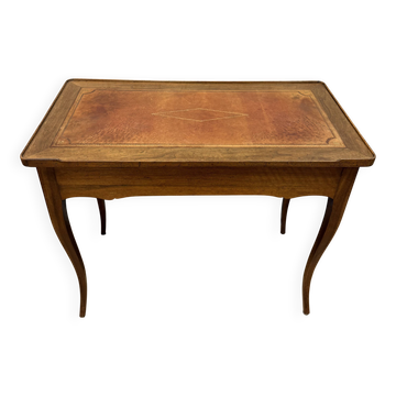 Table bureau en noyer de style Louis XV