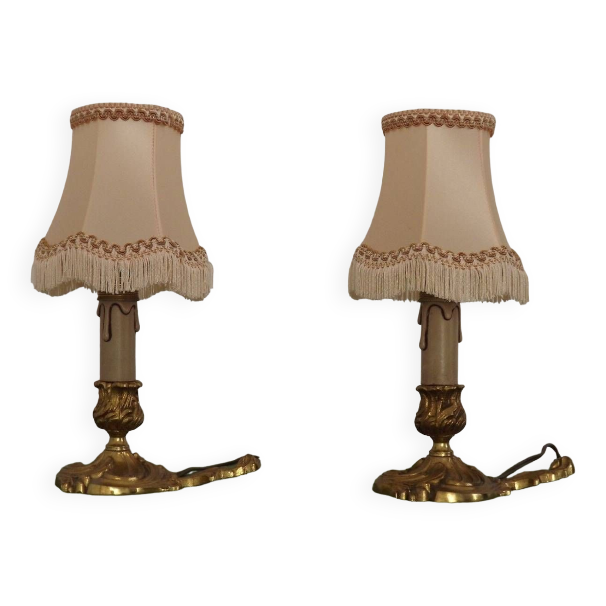 Paire de chandeliers français d'époque avec abatjour en tissu satiné
