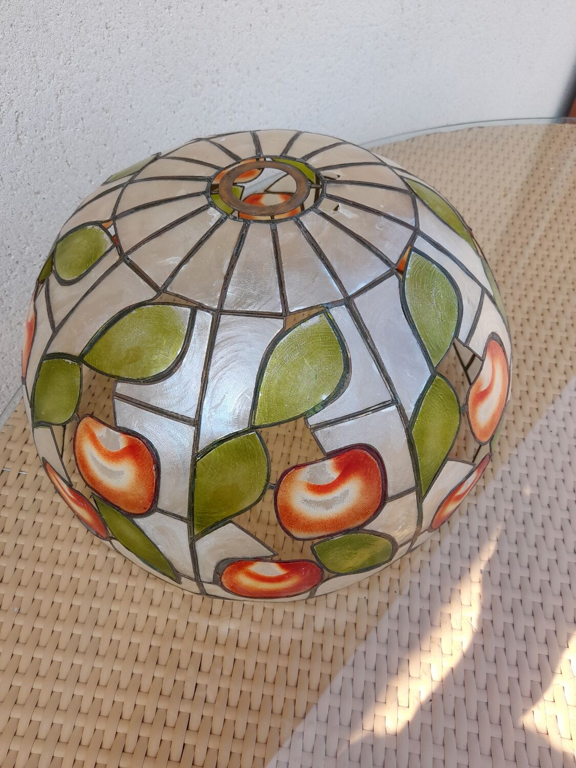 Chandelier suspension in mother-of-pearl red apples