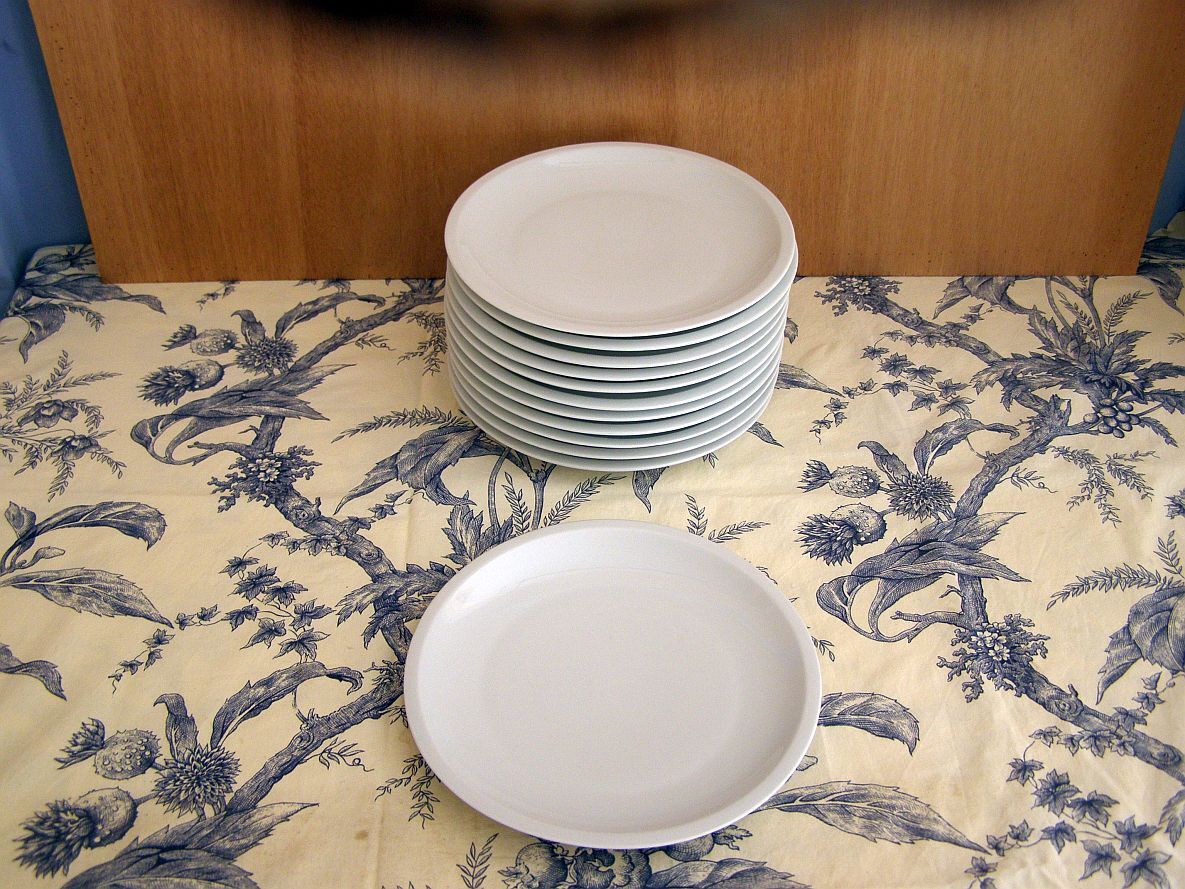 30 white porcelain plates - 15 flat plates and 15 dessert plates