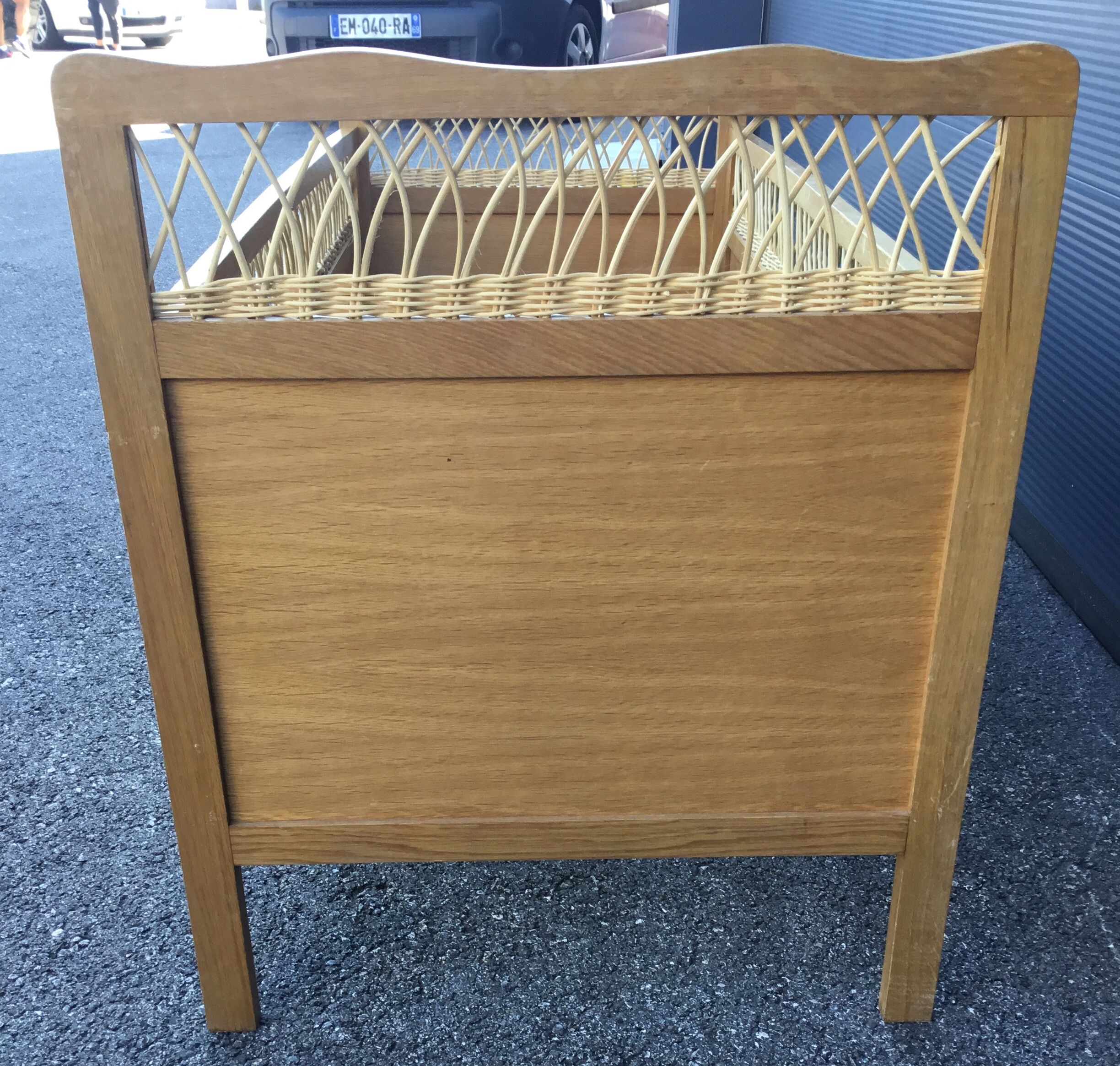 Lit pour bébé en bois et osier