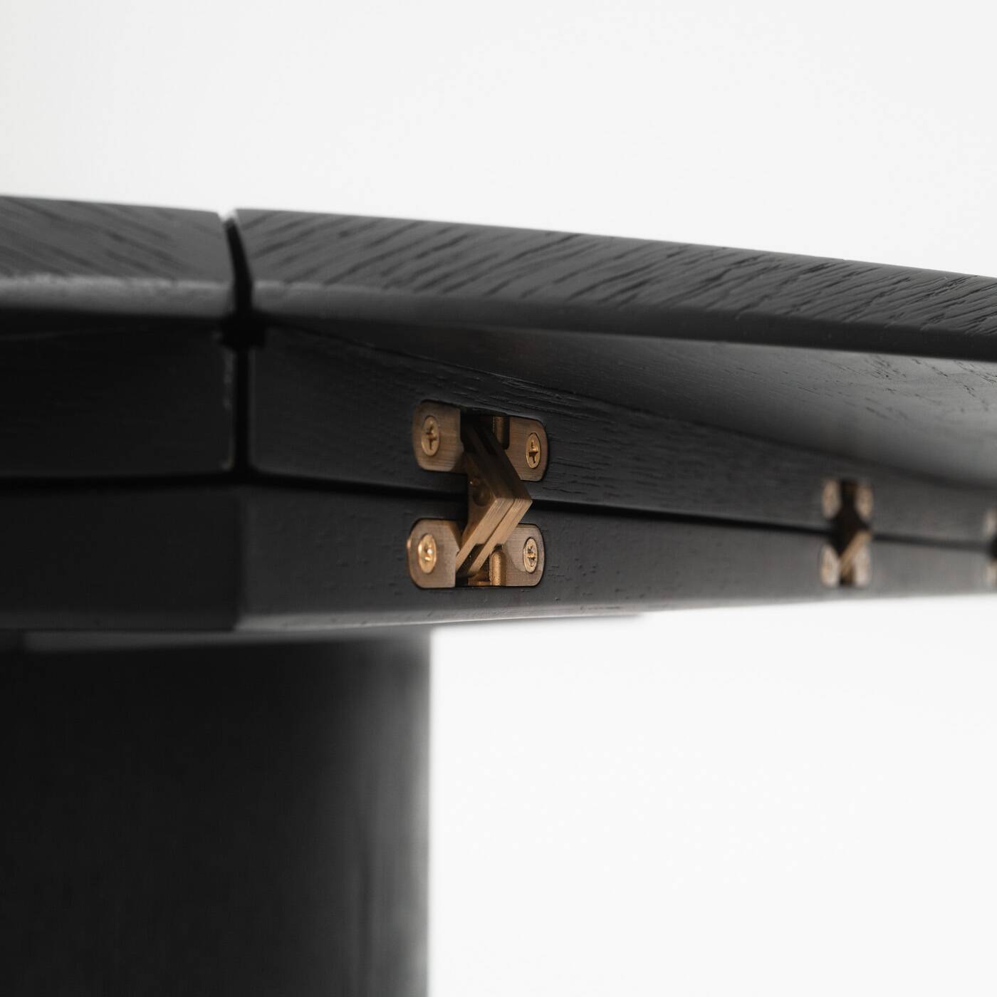 Table ronde/carrée en chêne noir