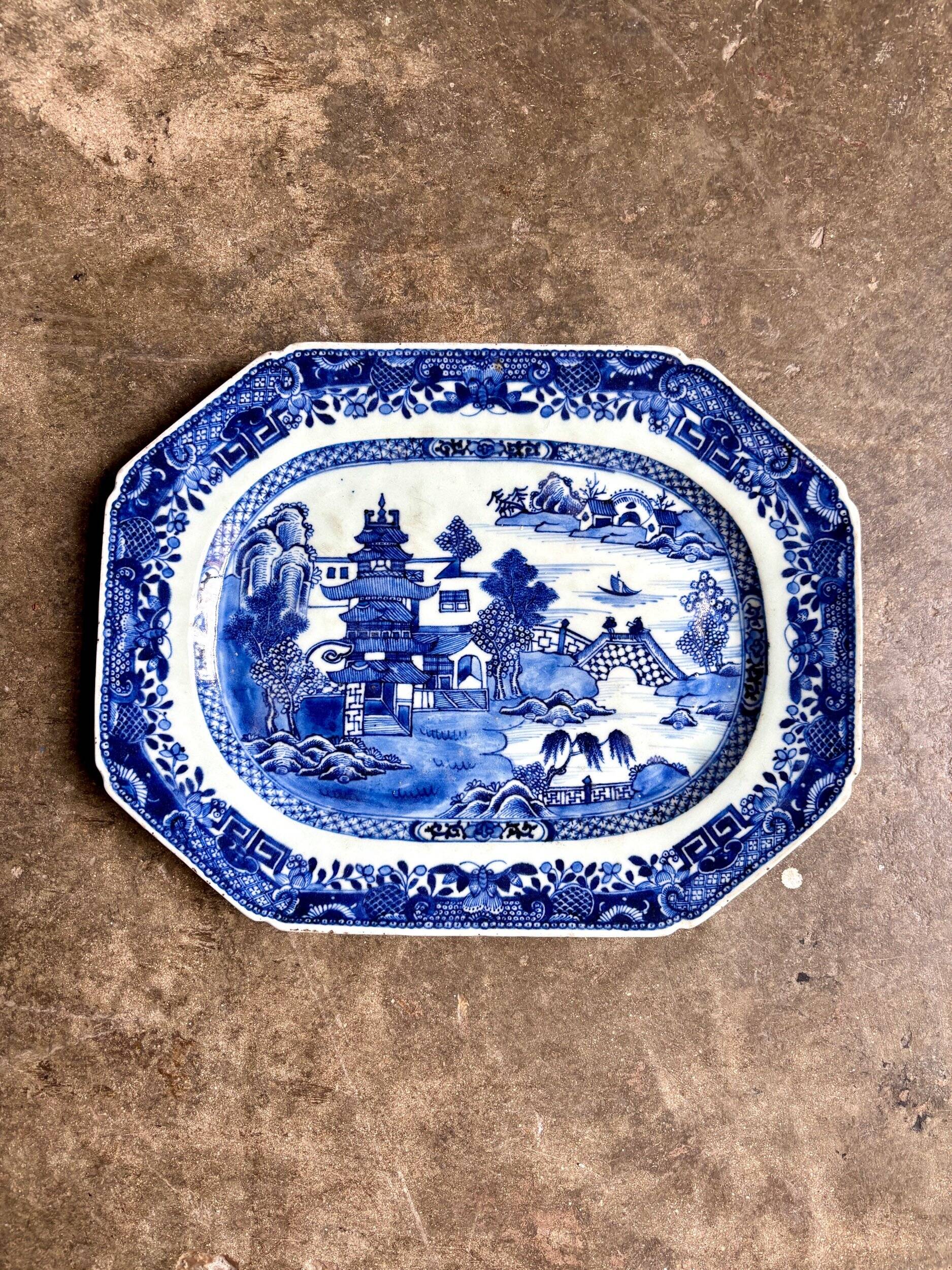 Octagonal dish in hand-painted porcelain, 18th century.