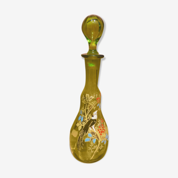 carafe en verre émaillé motif floral et oiseau paon années 1900