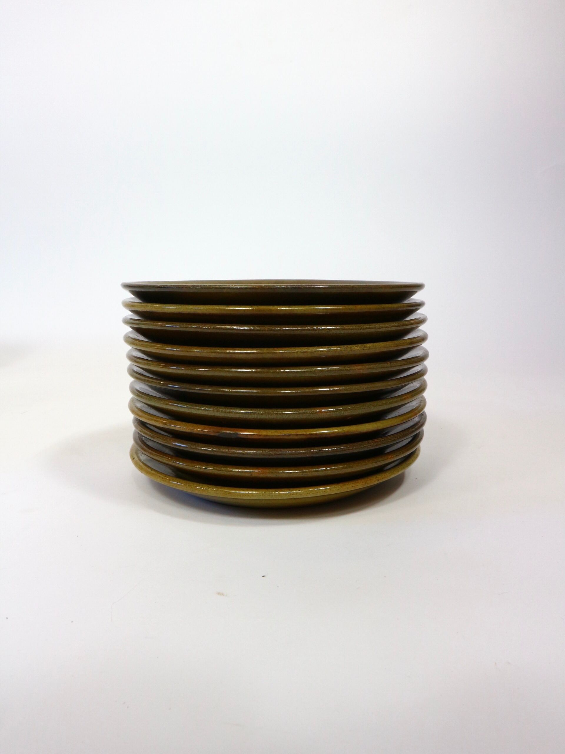 Vintage service plates and serving trays, 39 pieces, silk-screened.