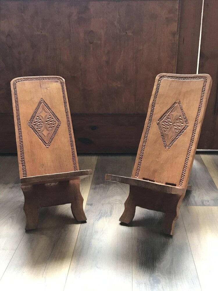 Set of 2 sculpted brown wooden chairs, Cuba 1960s, vernacular style.