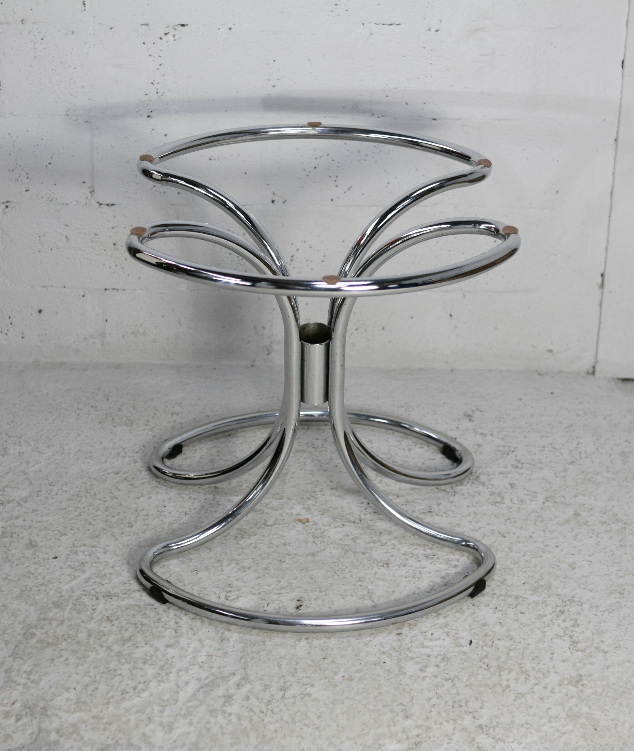 Table style Gastone Rinaldi, Italie, circa 1970. Acier chromé et dalle verre fumé.