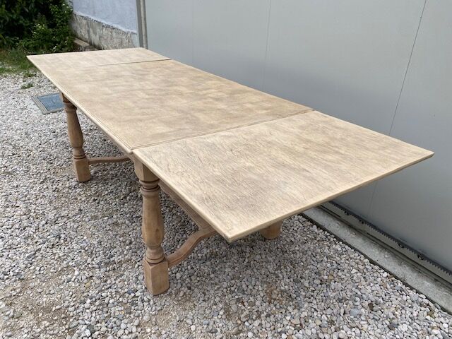 Extendable stripped farm table