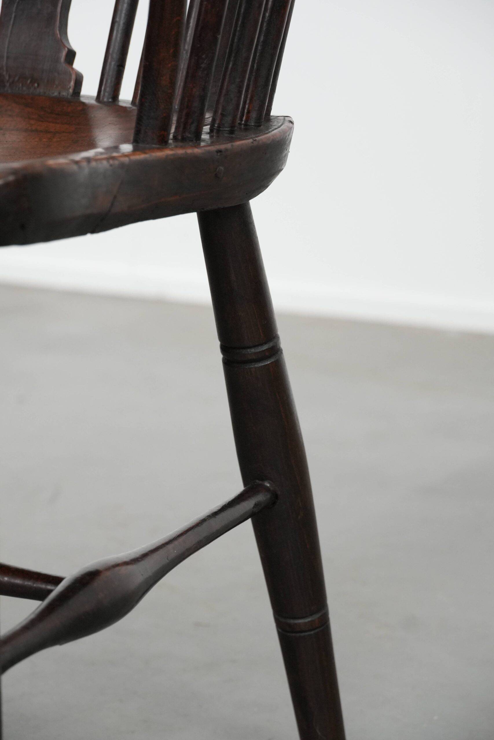 Antique English Windsor chair from the 18th century with spindled backrest