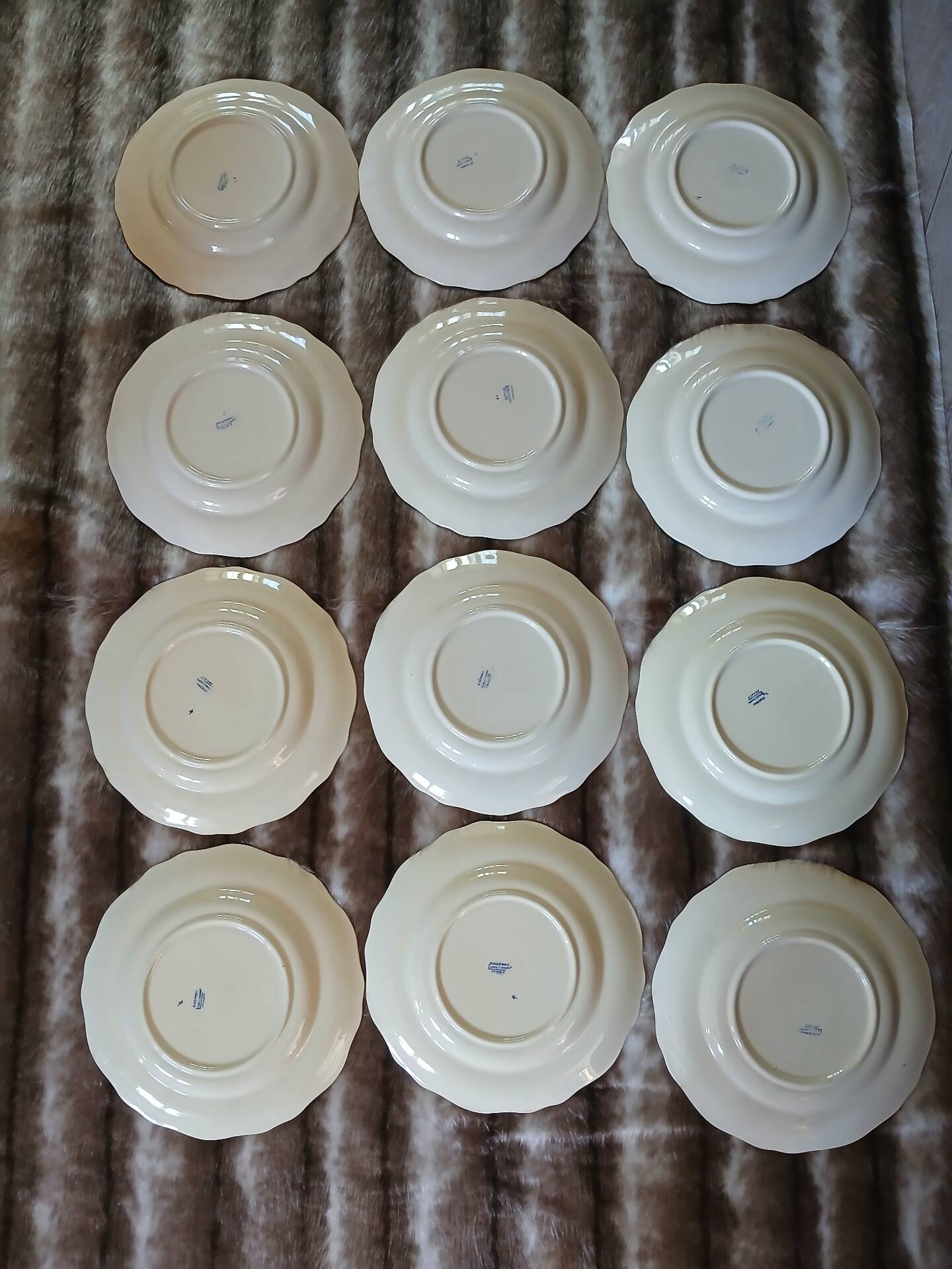 12 assiettes plates anciennes de Longchamp 