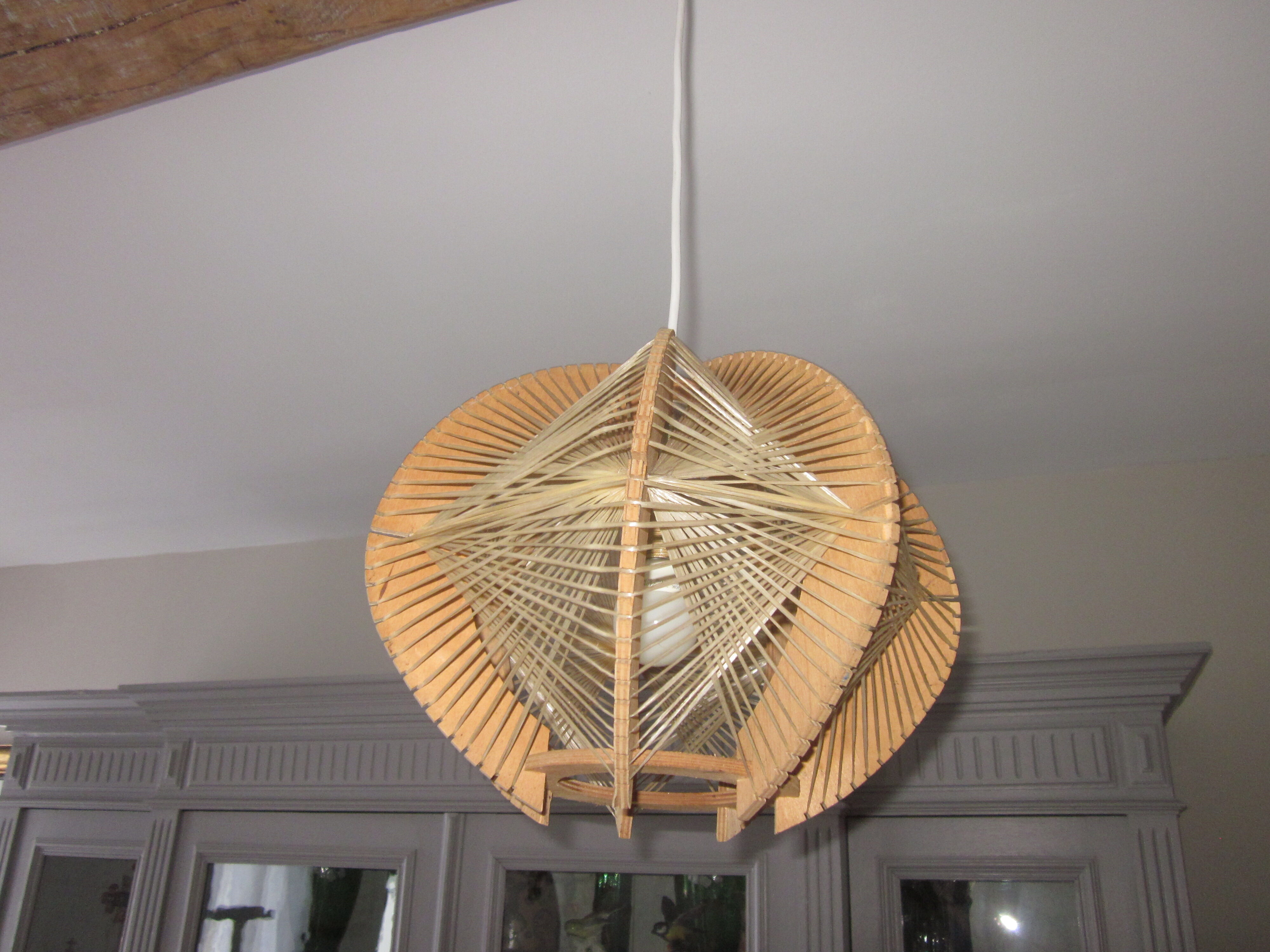 Suspension vintage en bois et fils