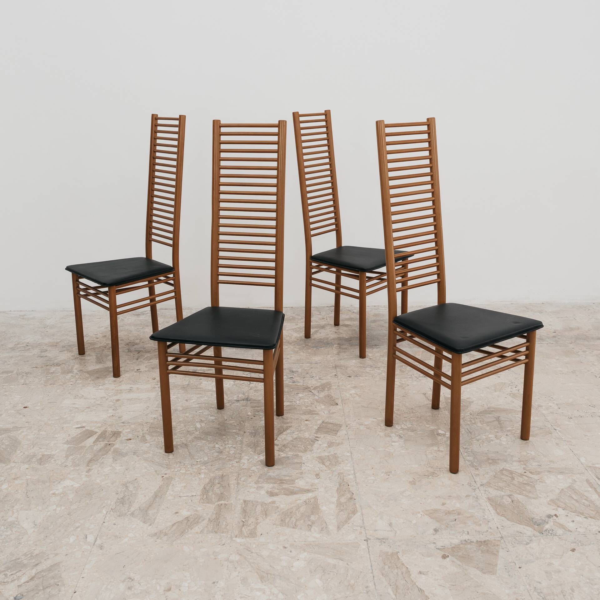 Set Da Pranzo Composto Da 4 Sedie Con Schienale A Scaletta Design 70’s