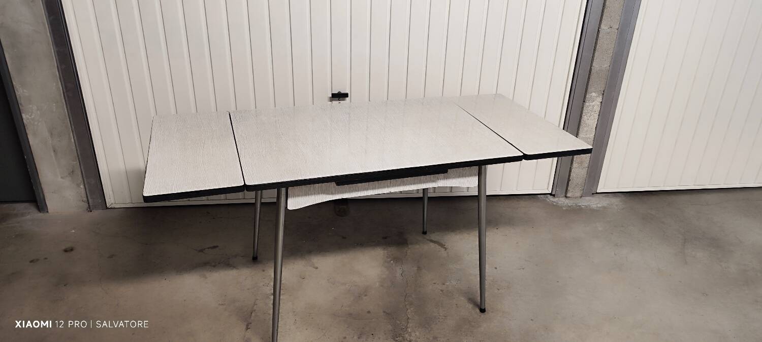Rectangular extendable table – simple lines and light finish