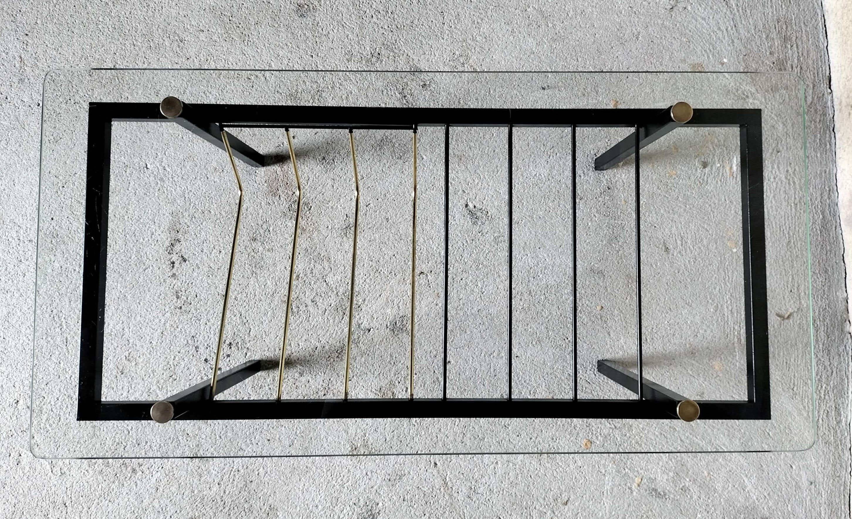 Table basse en verre, métal et laiton