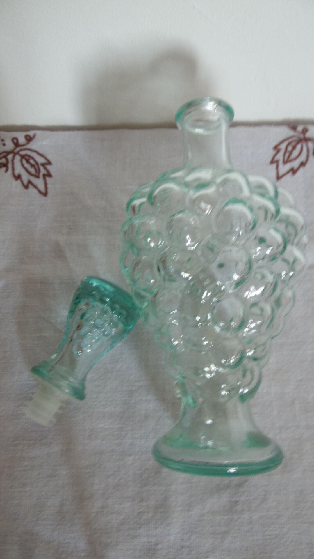 Carafe glass shape bunch of grapes