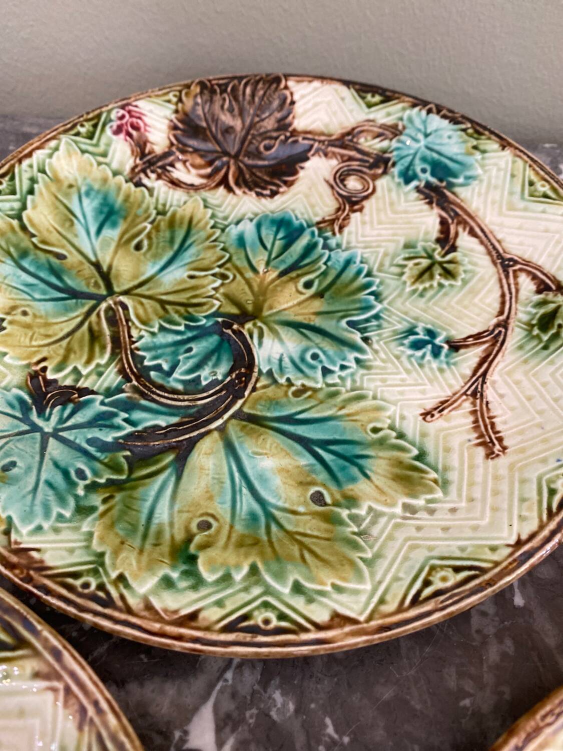 3 assiettes en barbotine