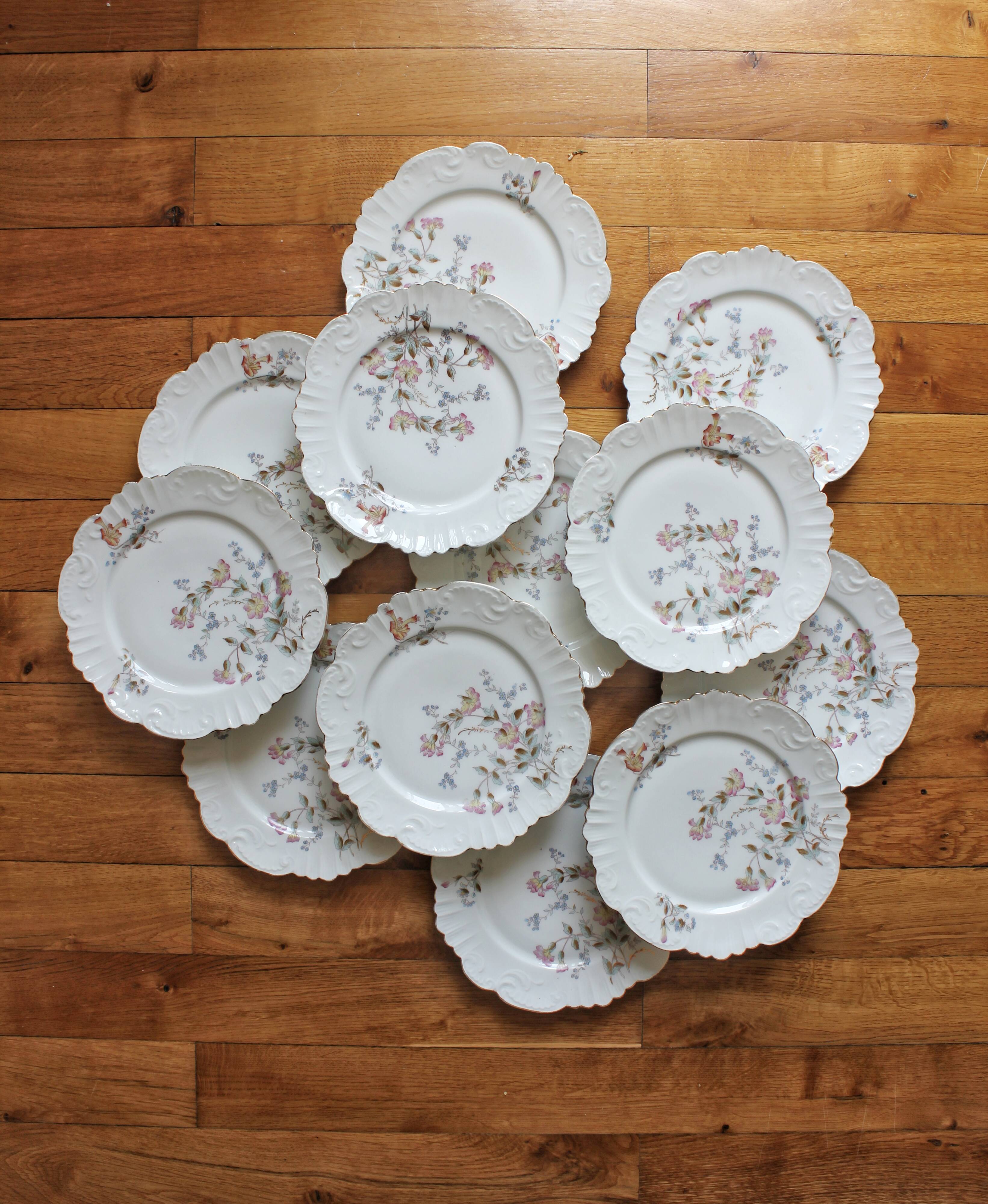 12 assiettes à dessert en porcelaine ancienne décor polychrome floral début XXe
