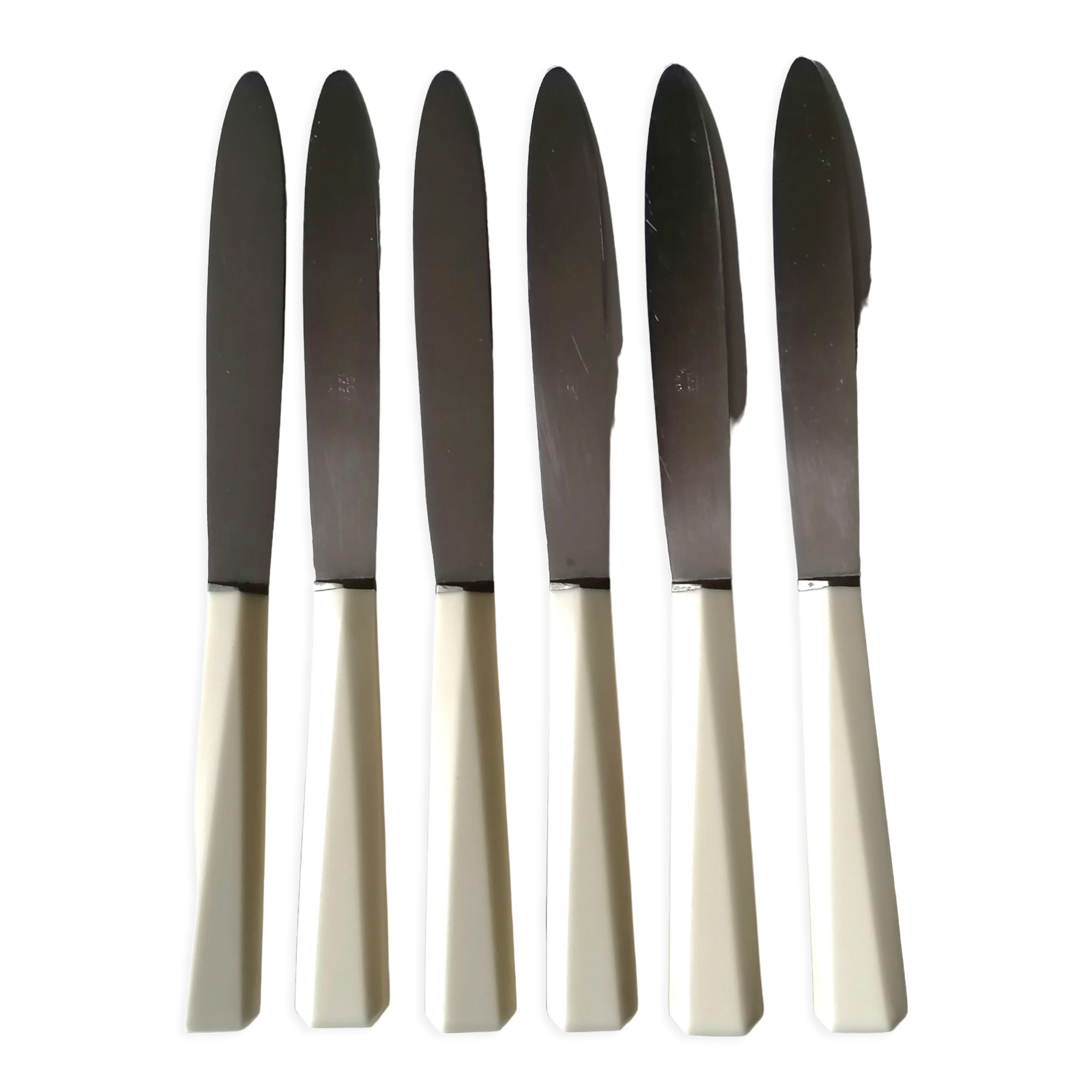 6 stainless blade bakelite knives