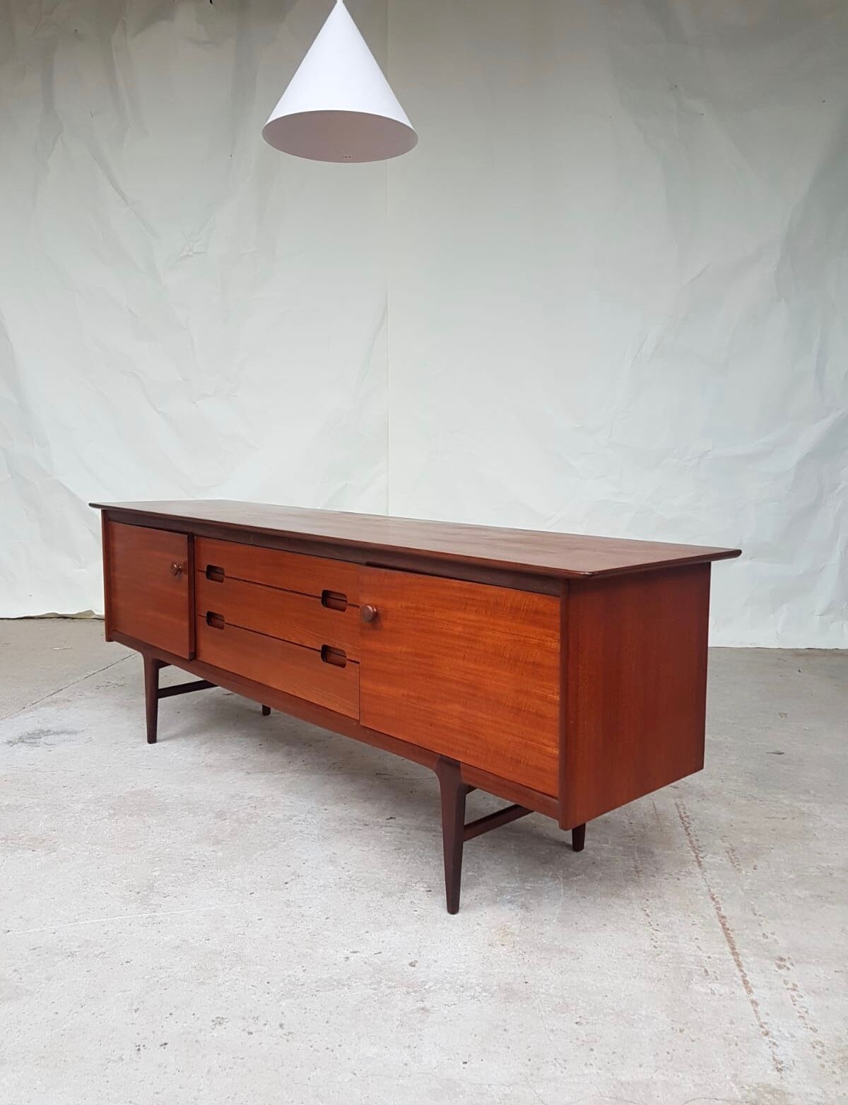 Enfilade par A. Younger en teck