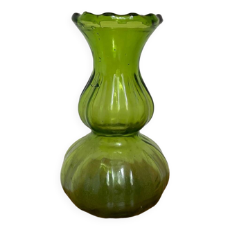 Vase en verre moulé