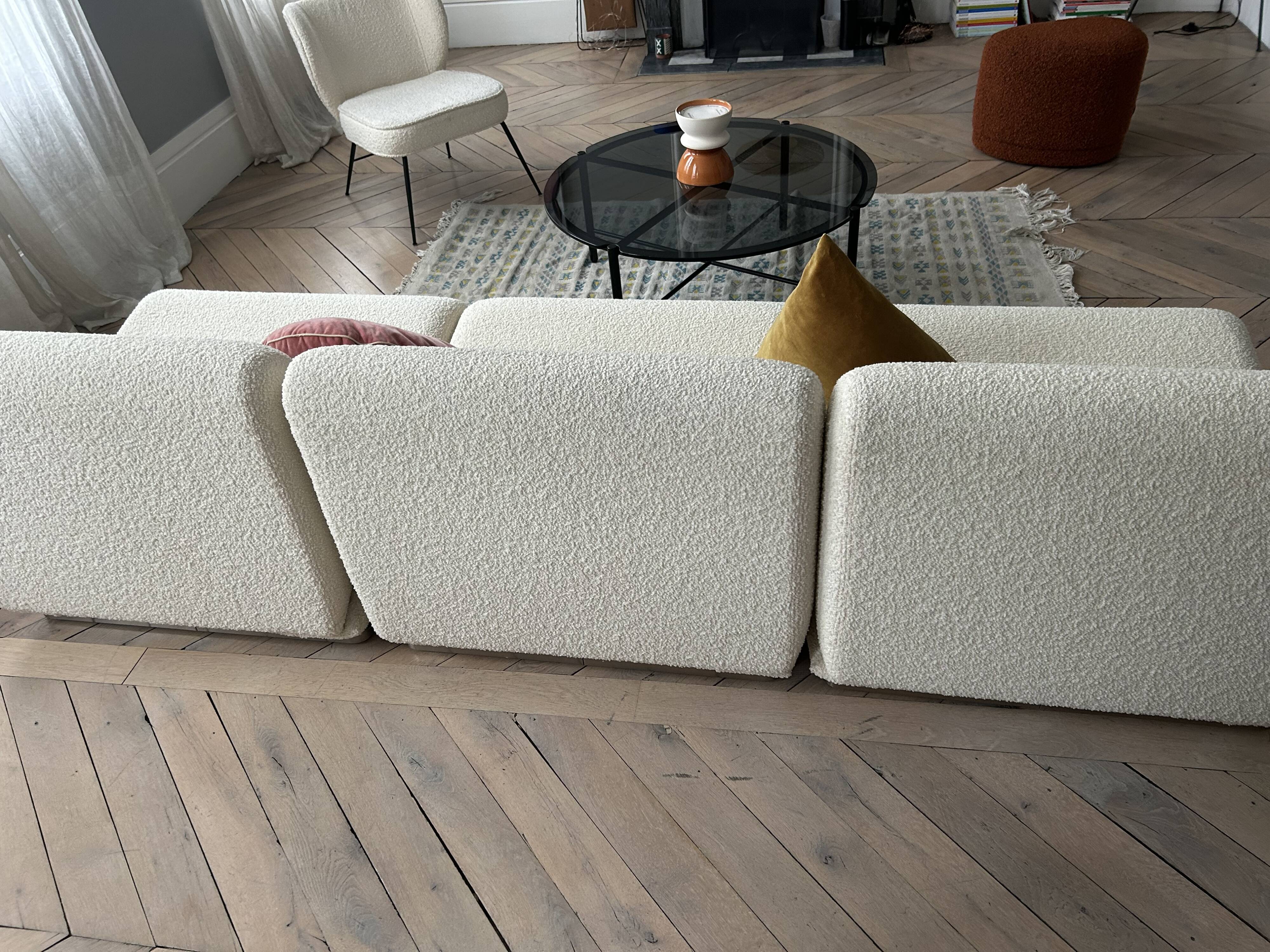 Cream white curled Rotondo sofa (The Socialite Family)