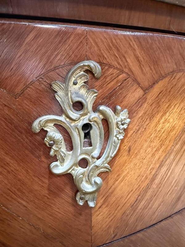 Commode sauteuse de style Louis XV en marqueterie