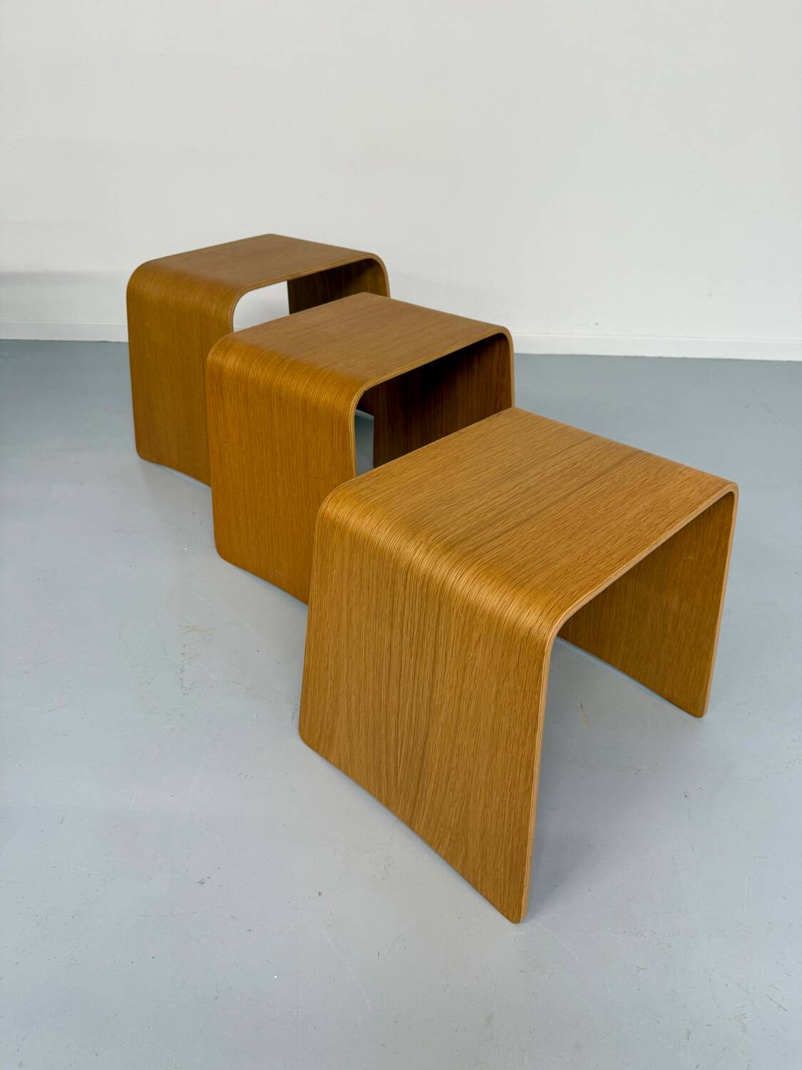 Set of 3 nesting coffee tables in thermoformed wood, 80s design