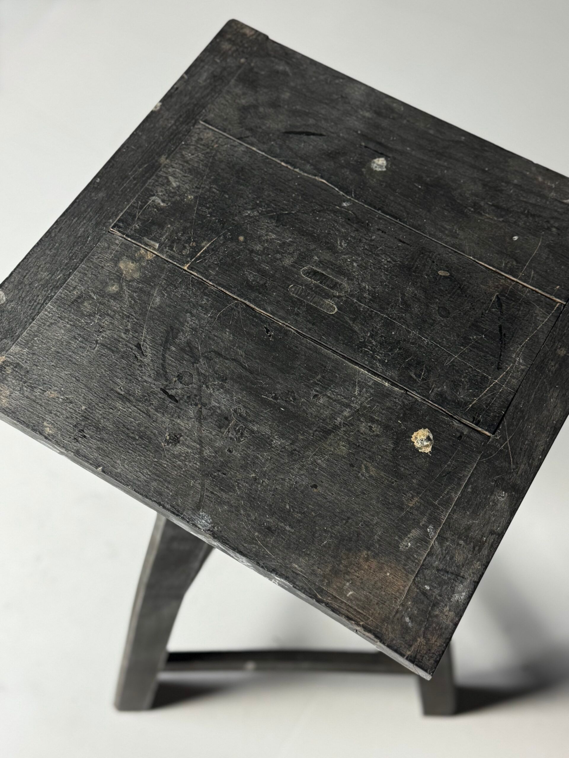 Sculpture stand antique black