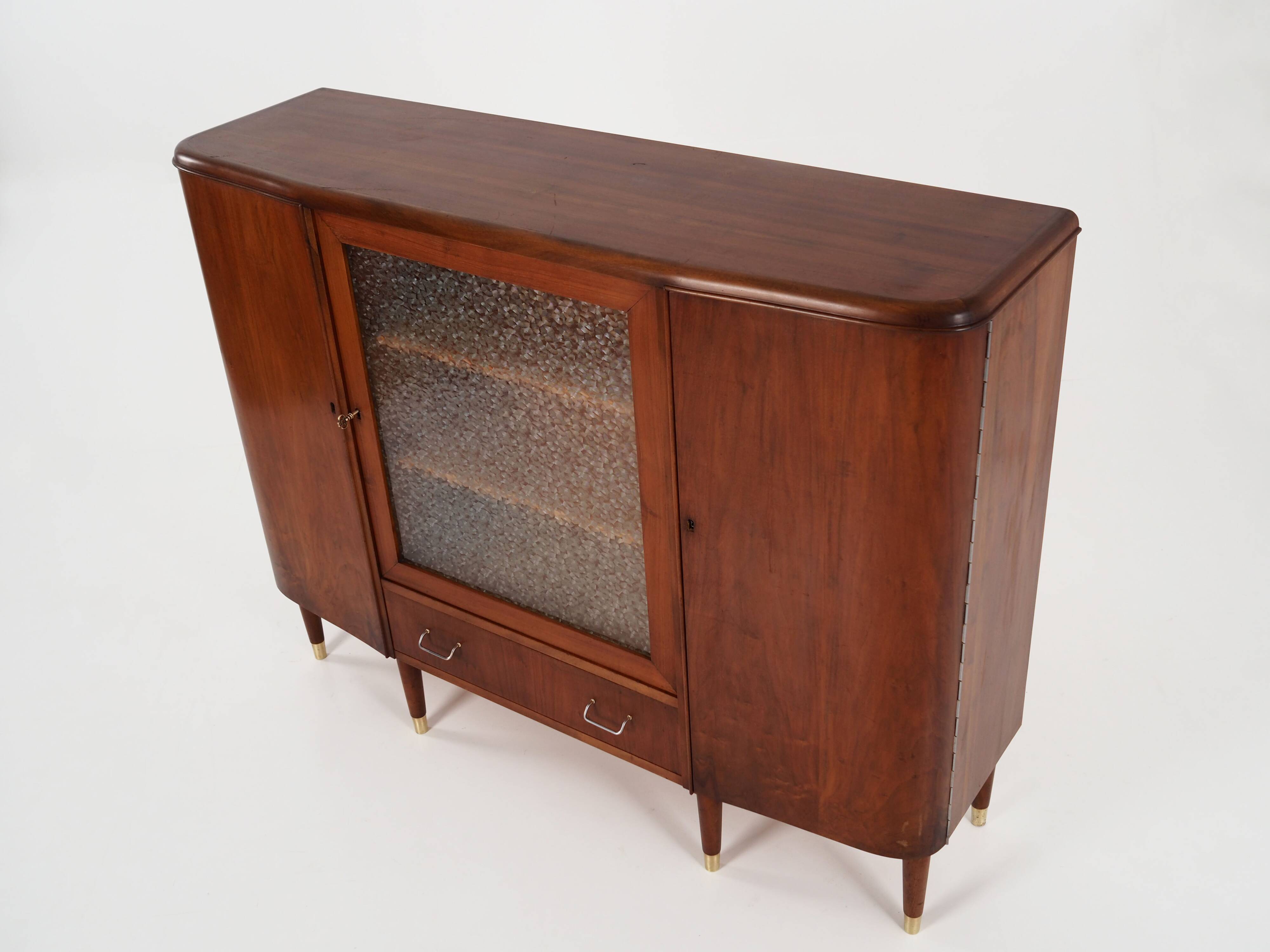 Buffet haut en noyer, design danois, années 1960, production : Danemark