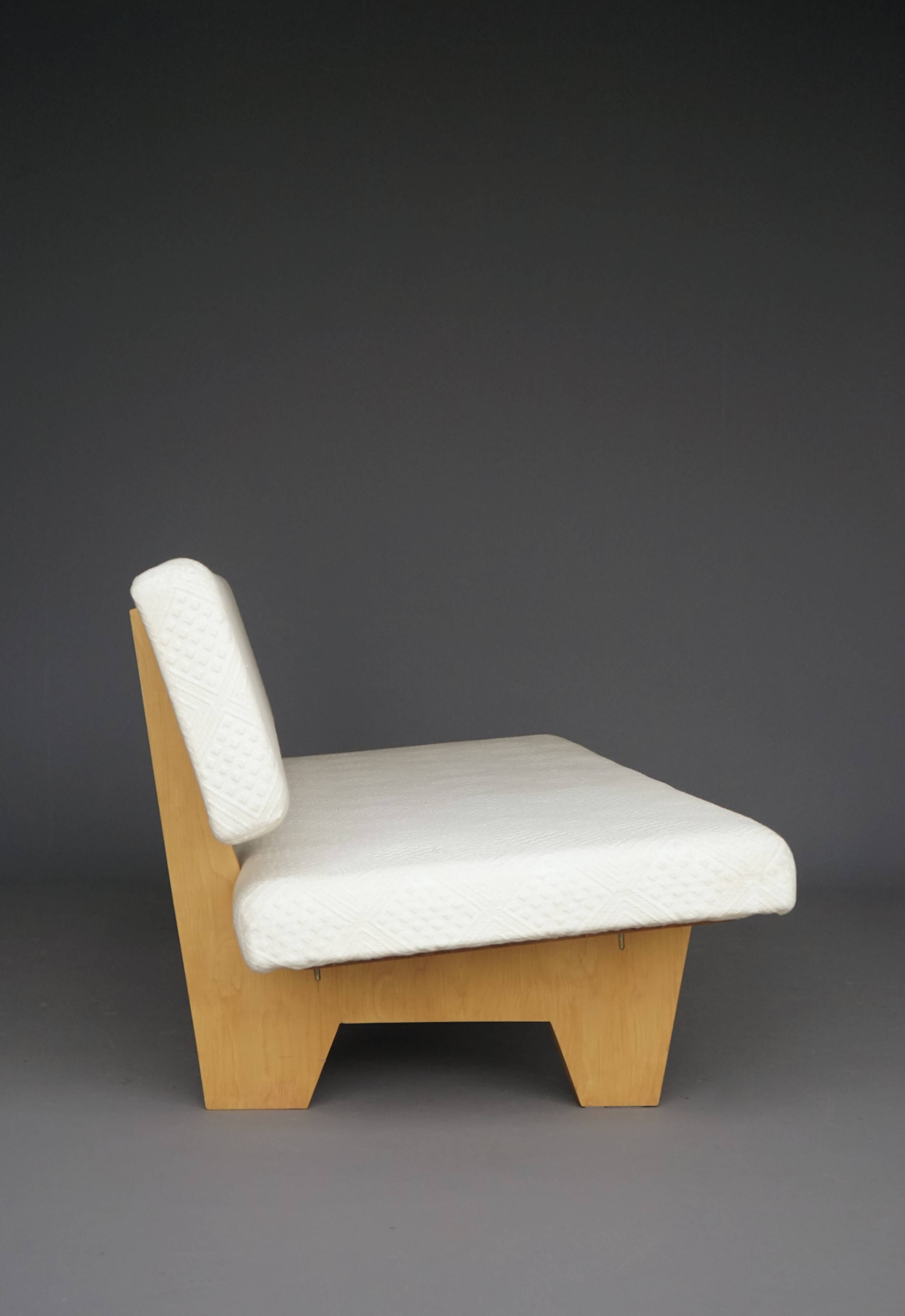 Canapé compact de style néerlandais avec base en bois. Années 1960.