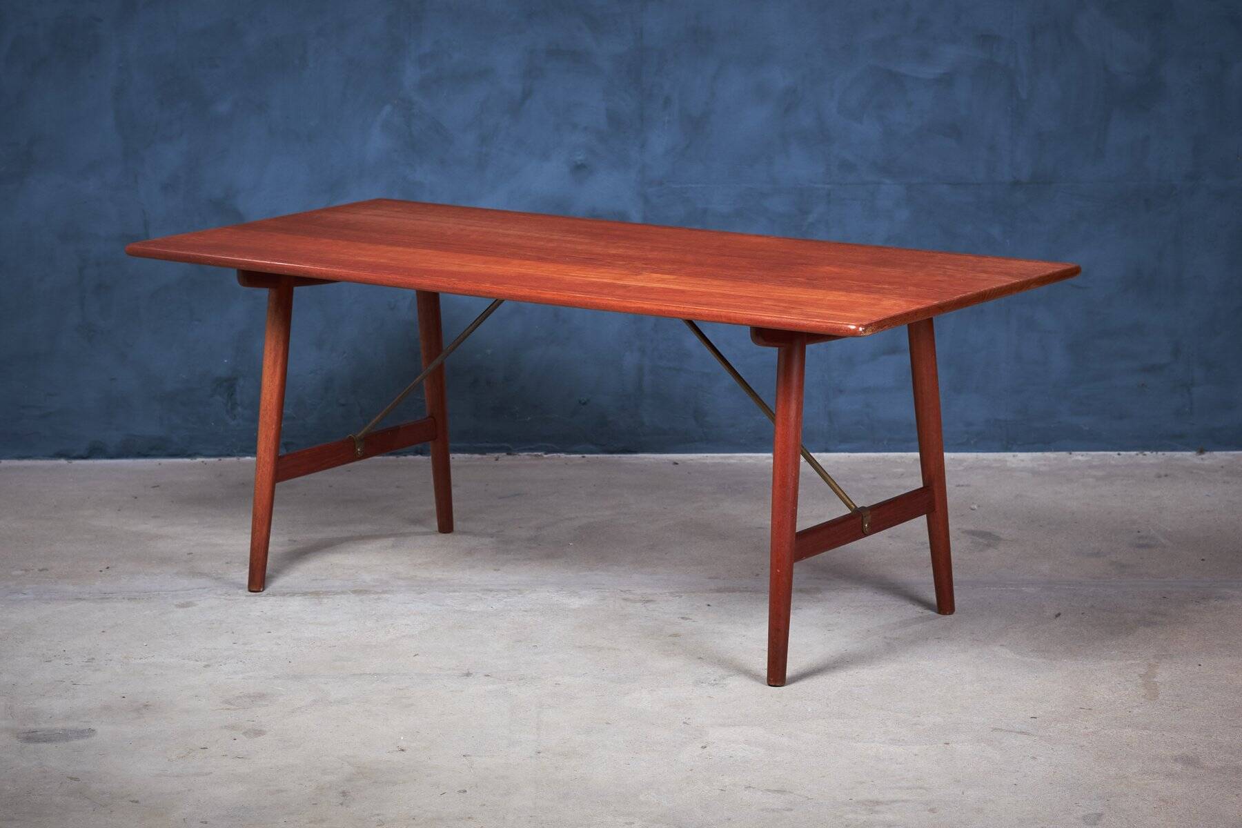 Table de Chasse avec Pieds Croisés par Erhard Rasmussen, Norvège, 1960s