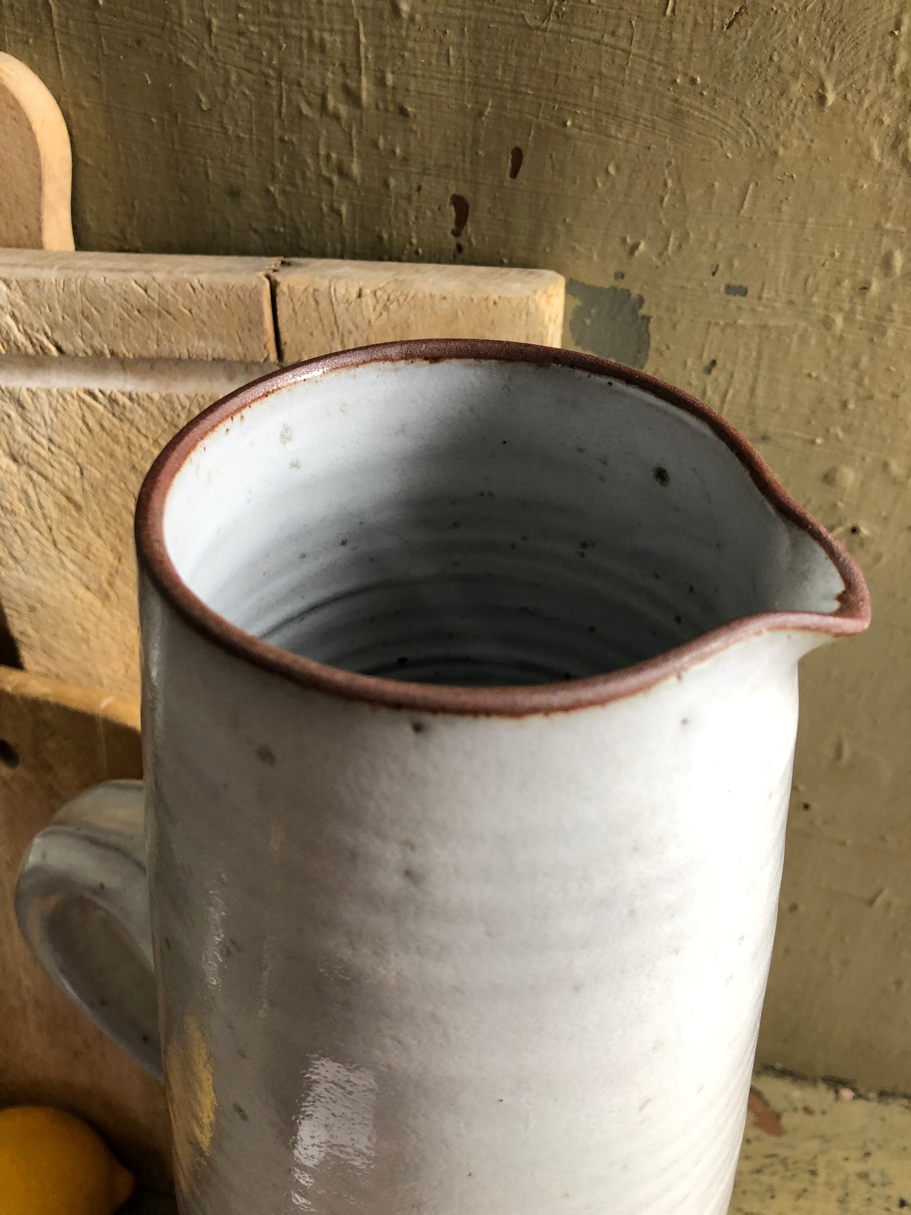 Pitcher speckled Roger Jacques