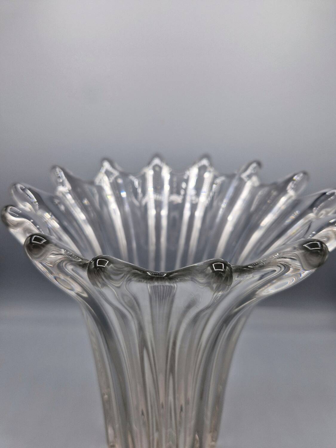 Large vintage clear glass fluted vase with wavy rim 26 cm