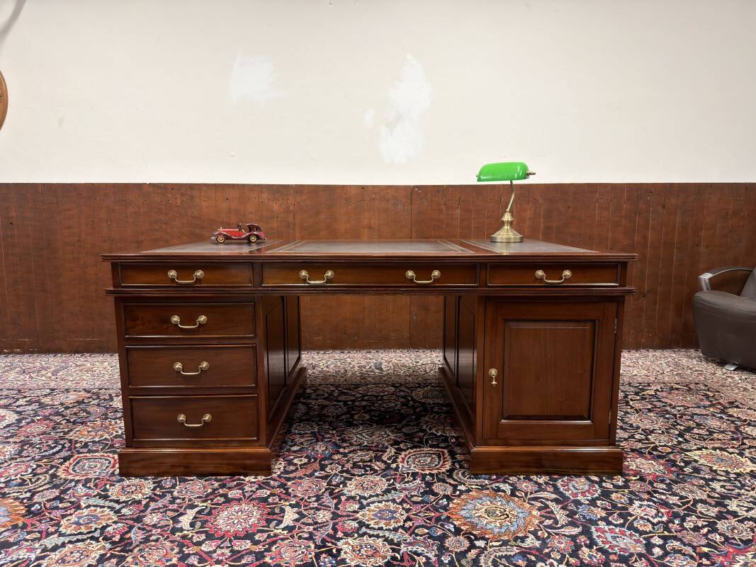 Large English Chesterfield Desk Partnerdesk