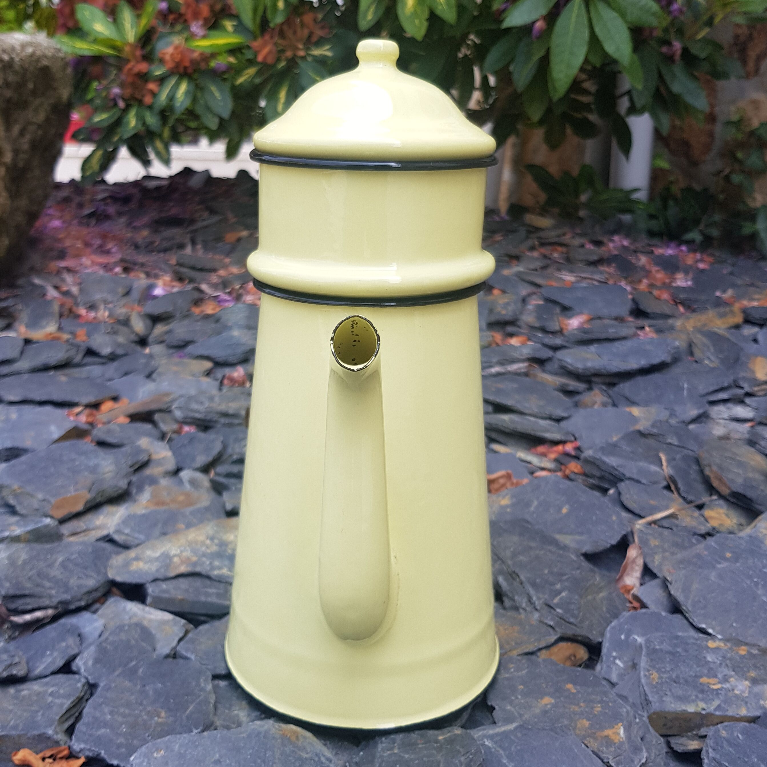 Cafetière en tôle émaillée jaune