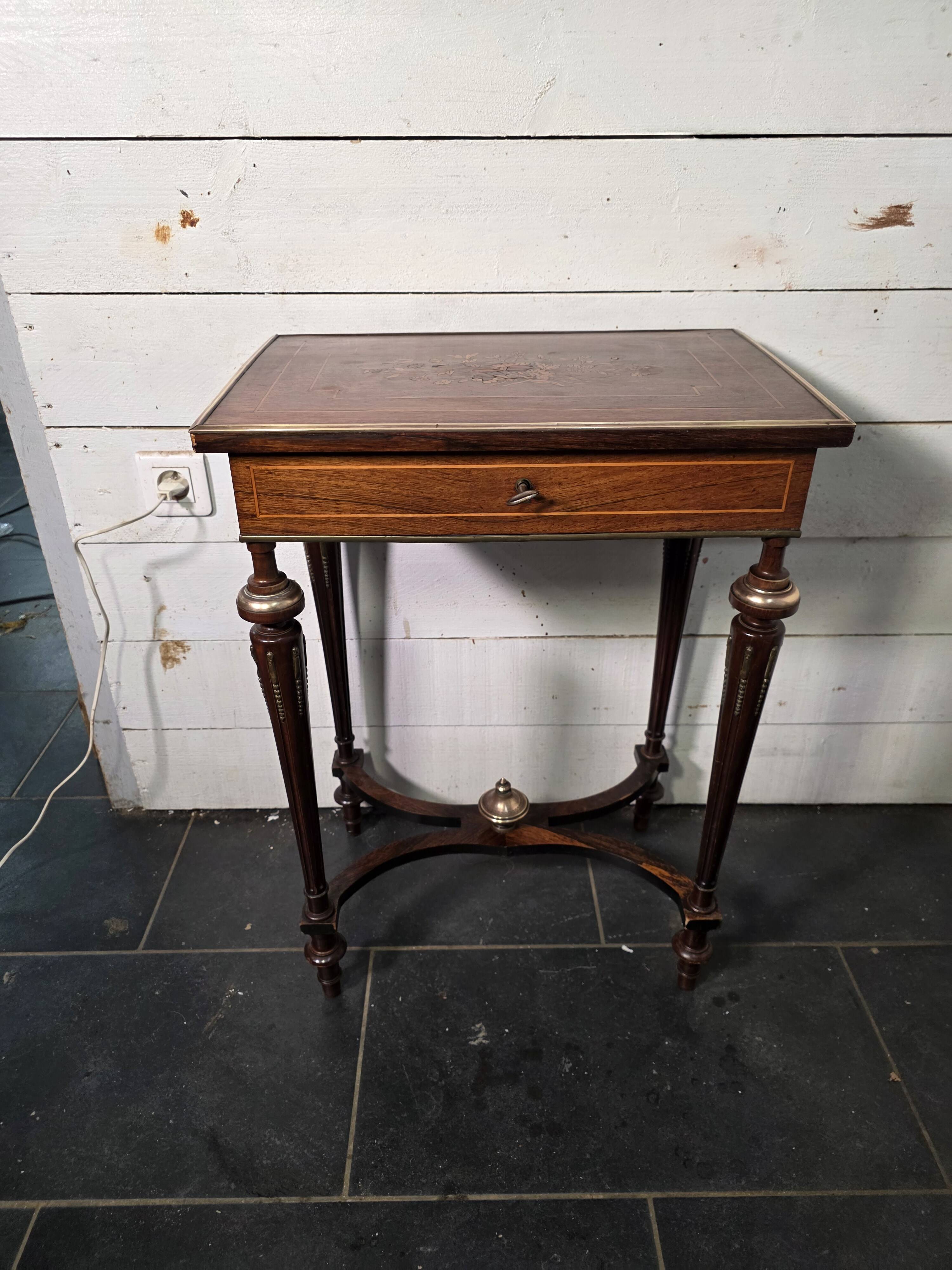 Napoleon III hairdresser in walnut and brass marquetry from the 19th century.