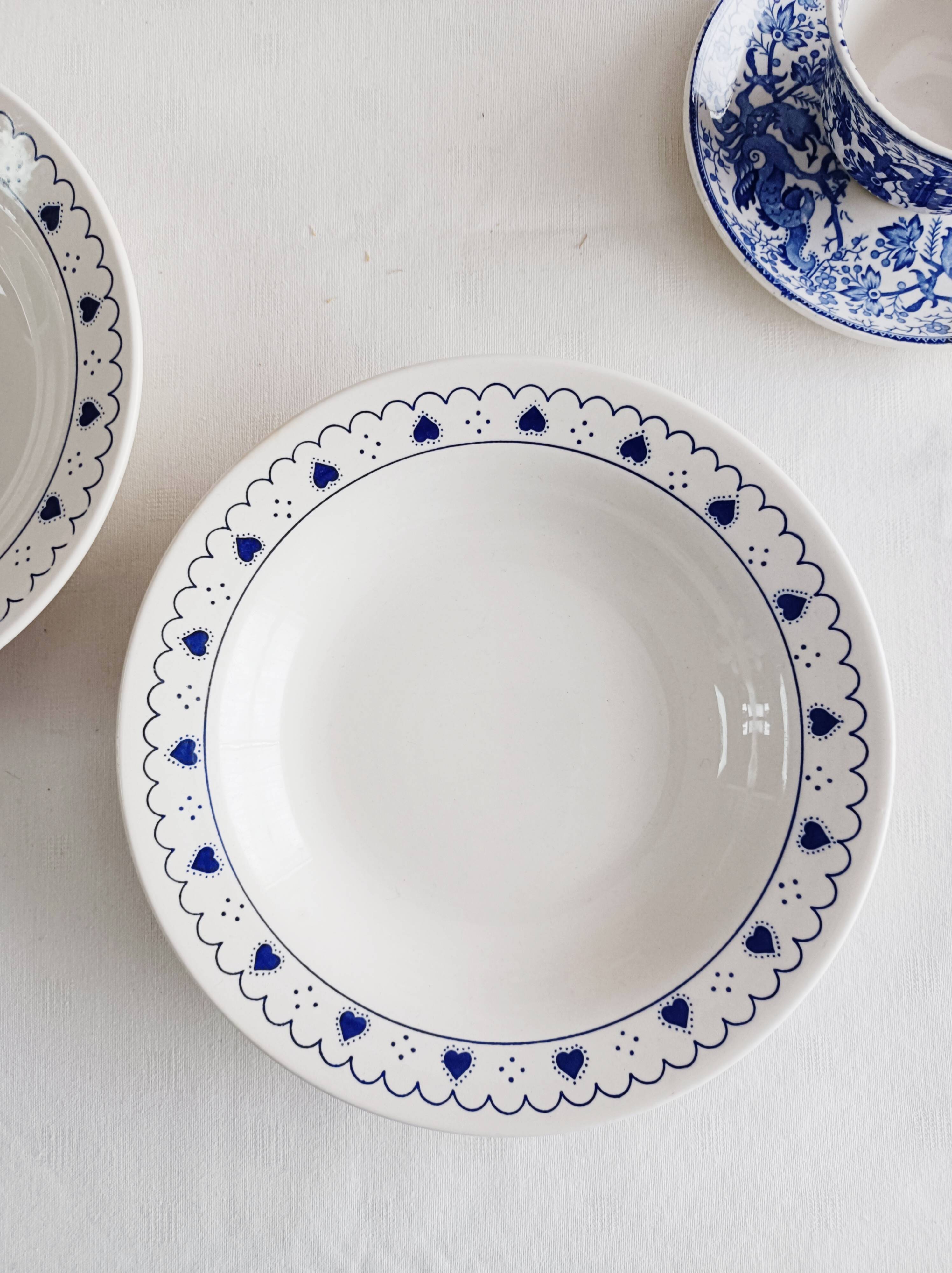 Set of 2 blue heart-shaped deep plates Oxford Brazil.