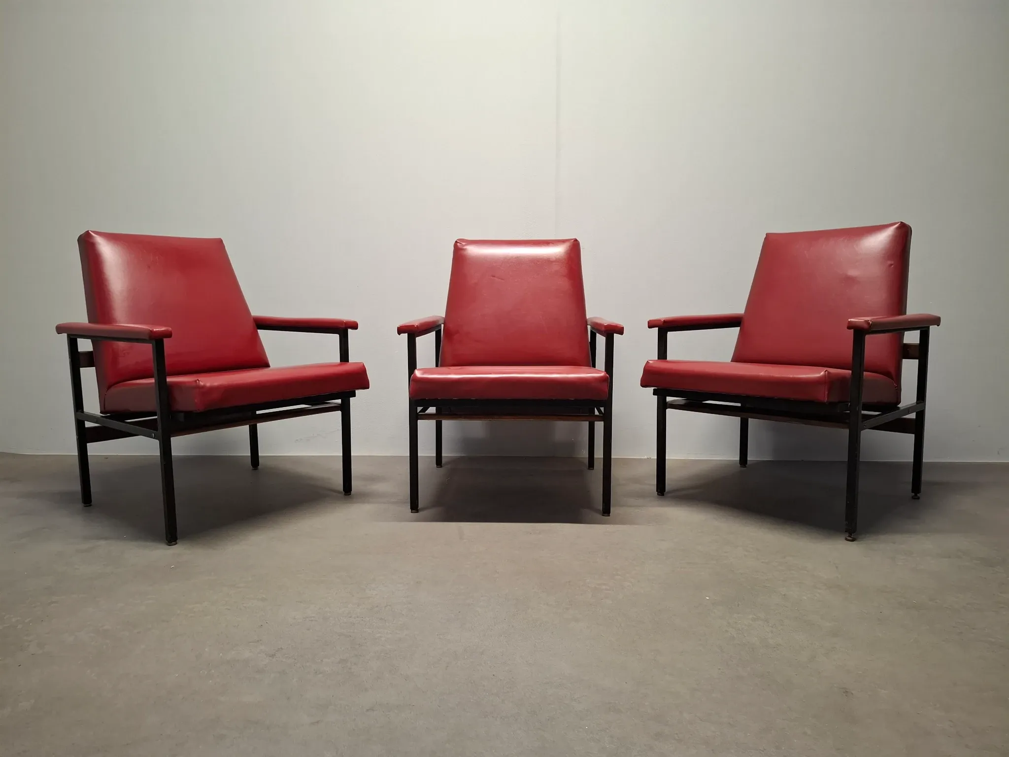 Ensemble de 3 fauteuils rouges de style mid-century moderne, Tchécoslovaquie, années 1970.