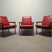 Ensemble de 3 fauteuils rouges de style mid-century moderne, Tchécoslovaquie, années 1970.