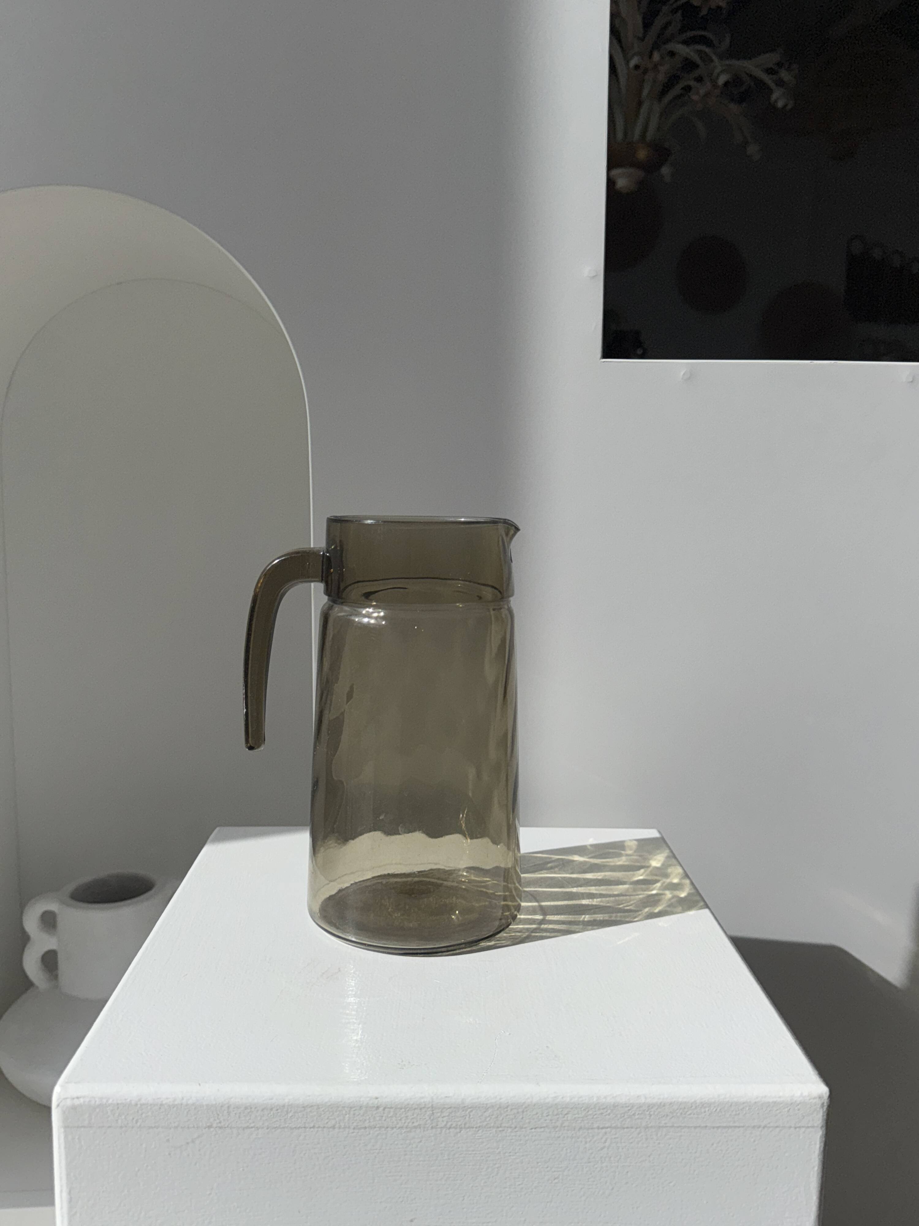 Carafe en verre fumée vintage striée