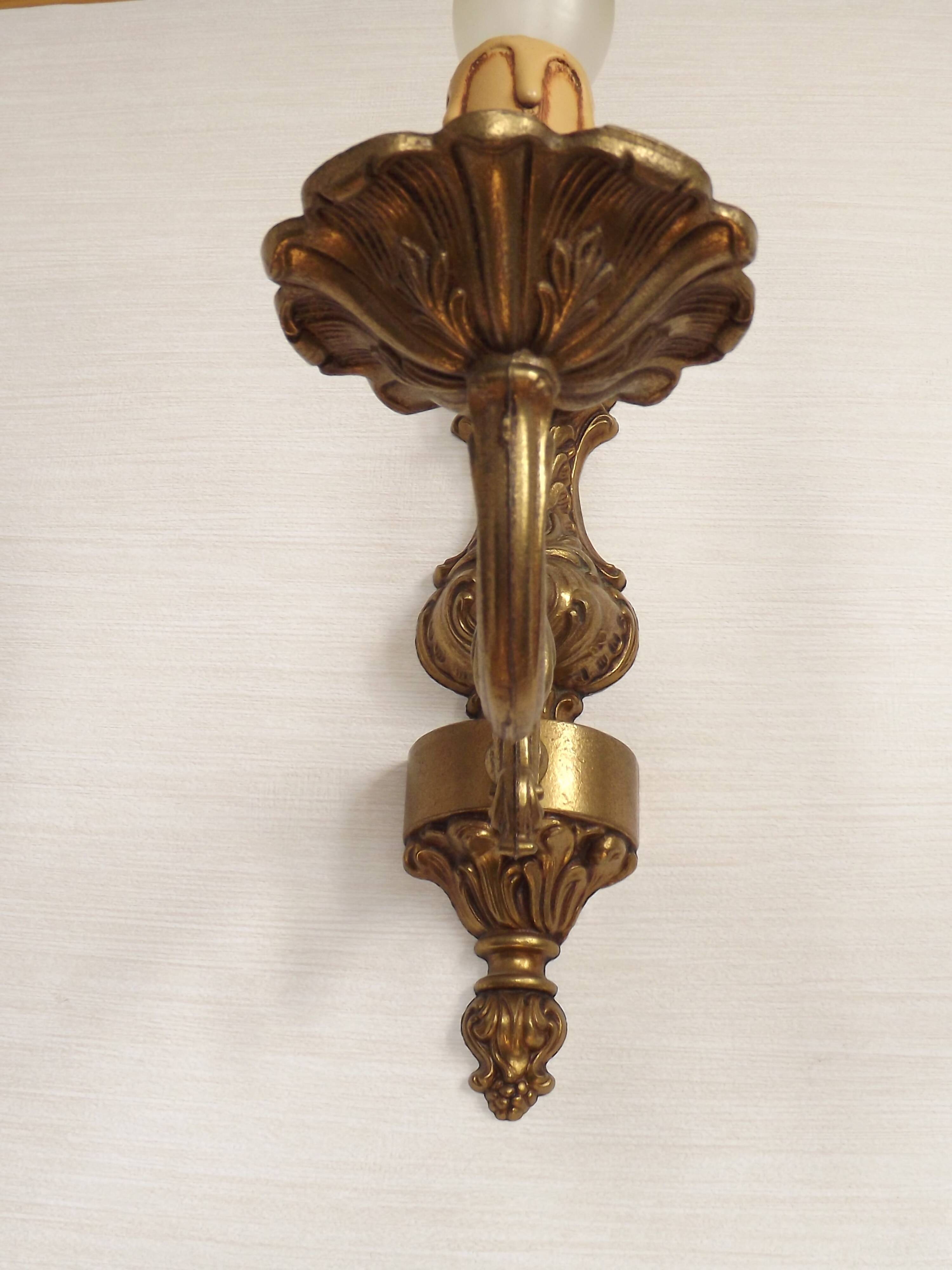 Pair Of Elegant Vintage French Traditional Style Bronze Single Wall Lights