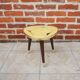 Ancien guéridon tripode en bois et formica de style 50/60