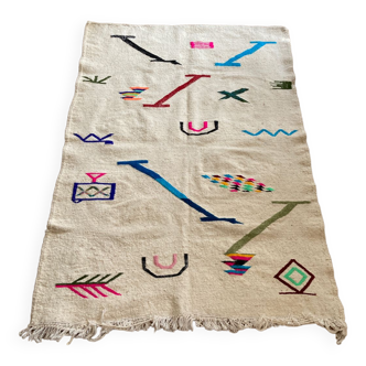 Tapis berbère 145x102 cm Azilal marocain fait main en laine beige écru et motifs géométriques colorés