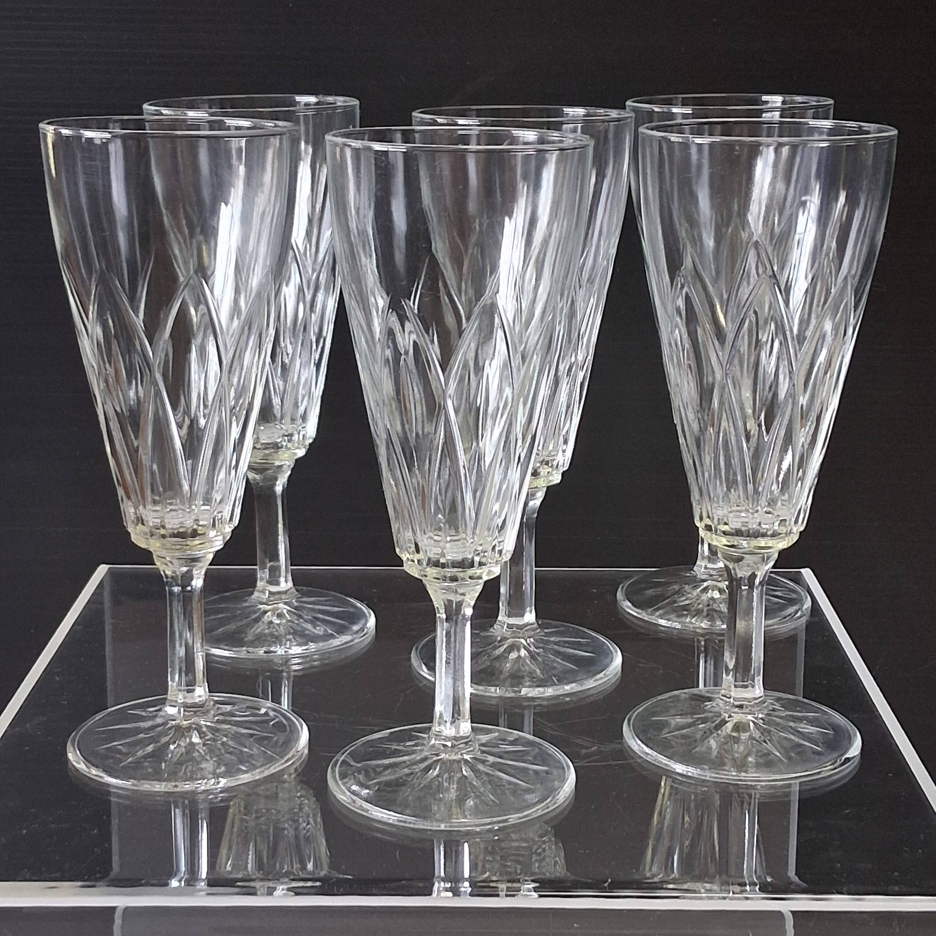 6 champagne flutes from VMC Reims in very good condition.