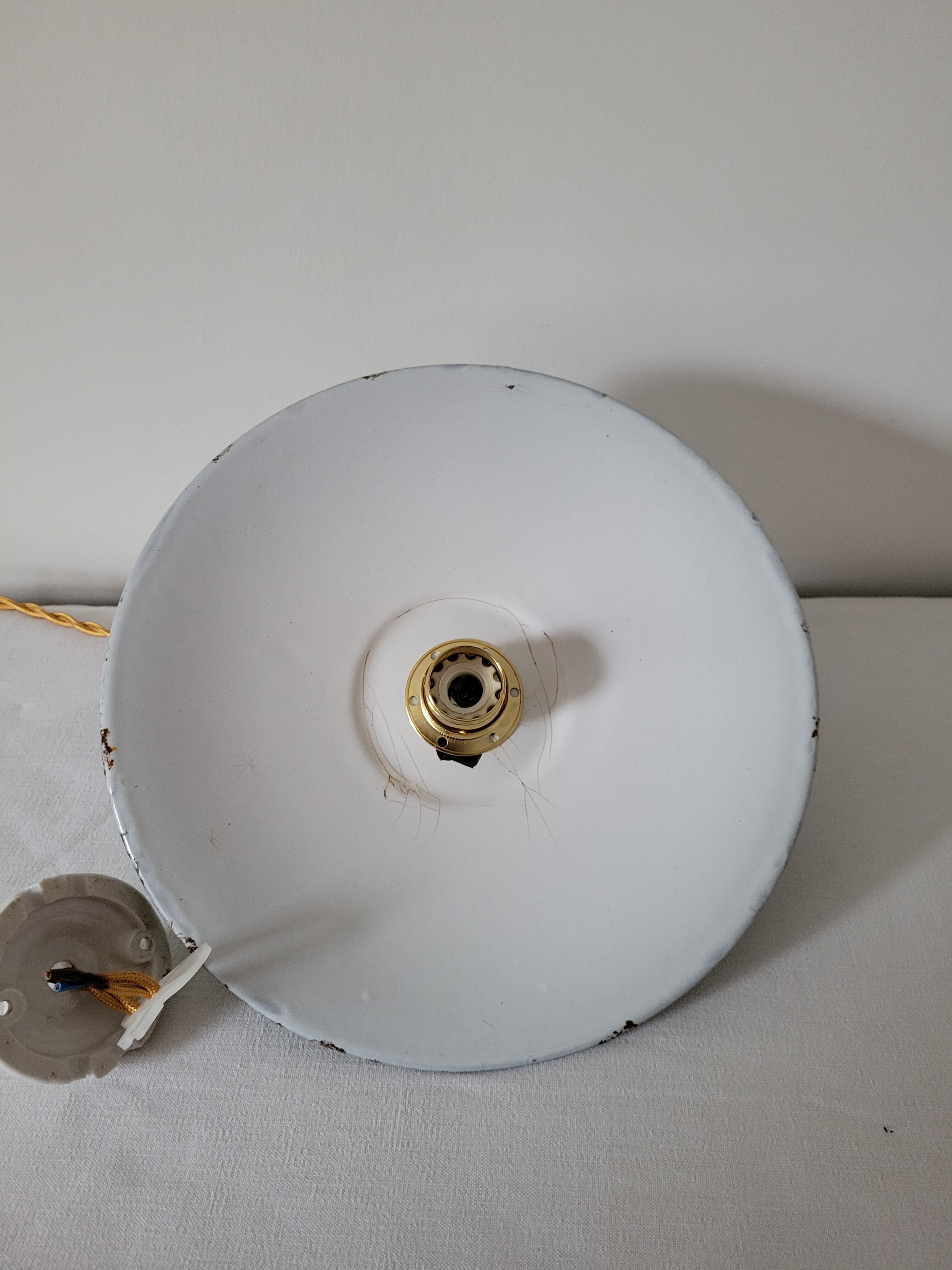 Enamelled sheet metal suspension