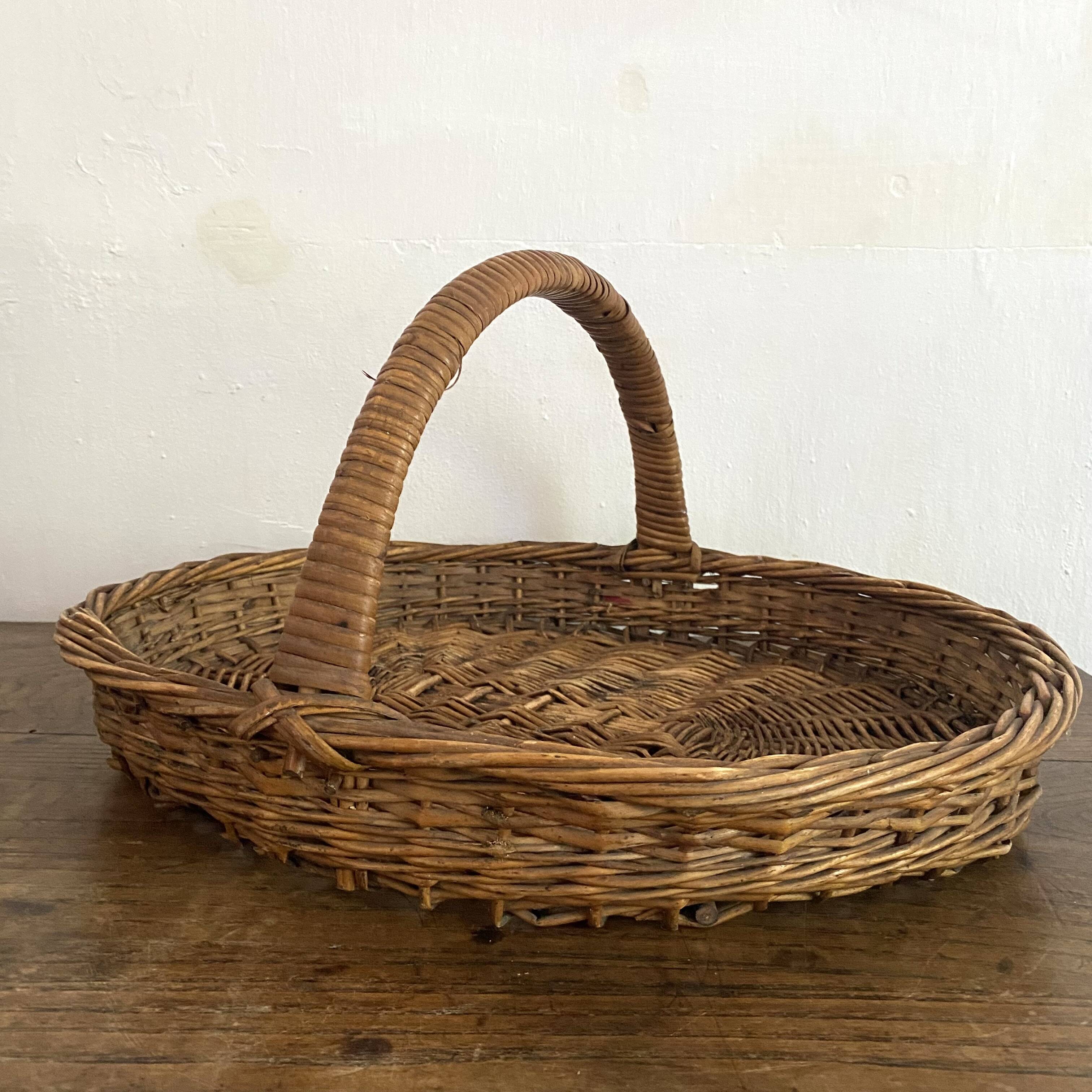 Flat-bottomed woven wicker basket
