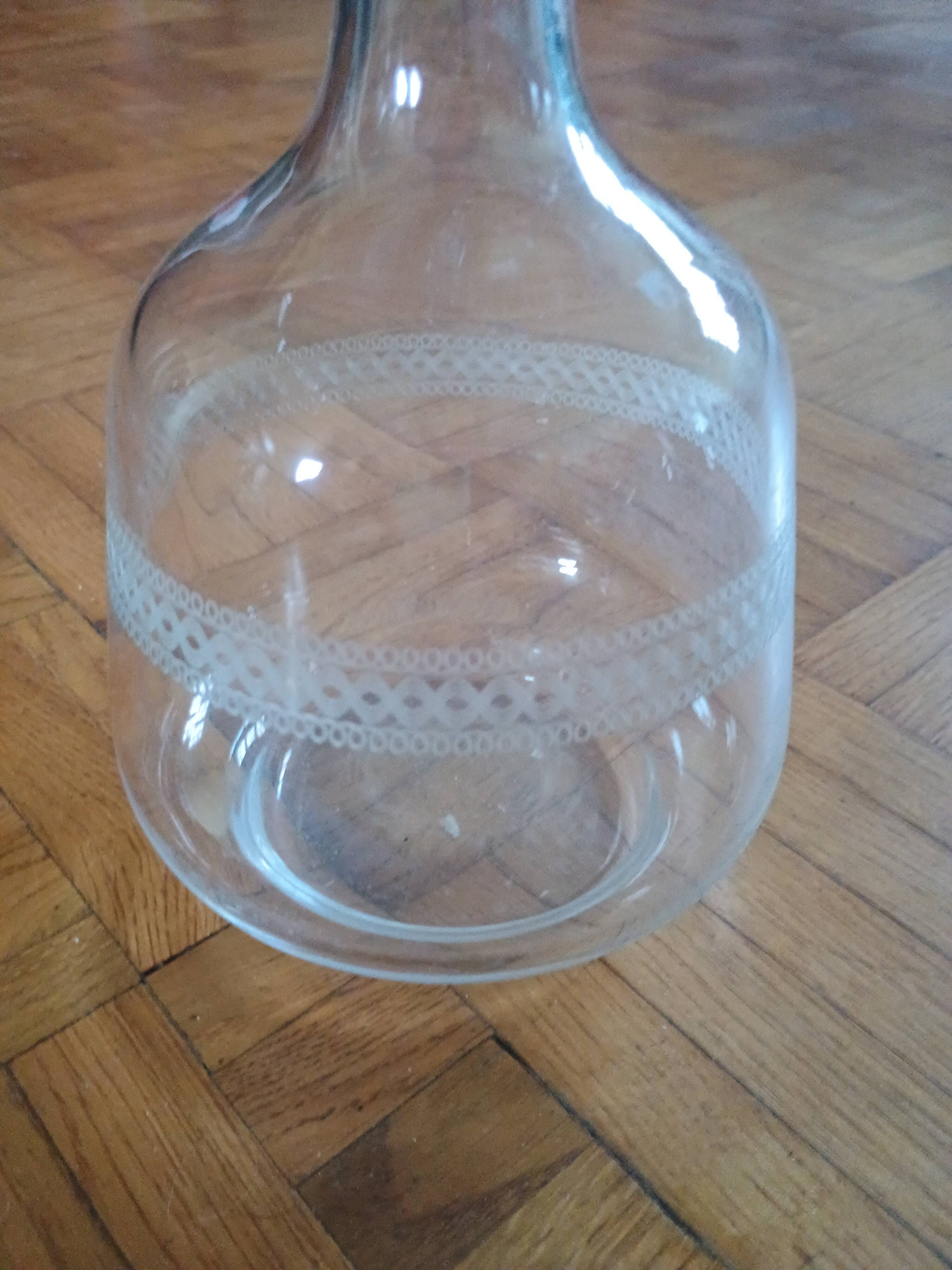 Carafe à vin ancienne - verre gravée d'une frise d'entrelacs