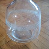 Carafe à vin ancienne - verre gravée d'une frise d'entrelacs