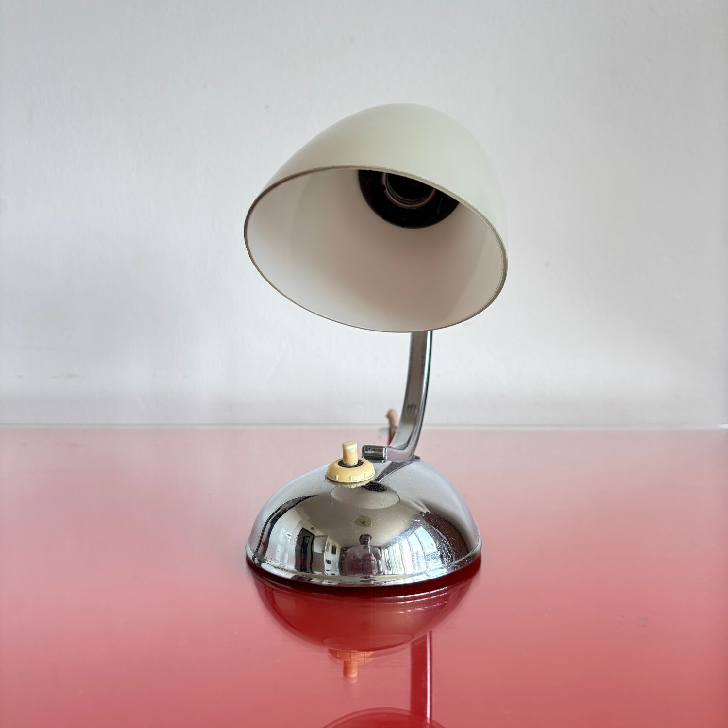 Functionalist table lamp