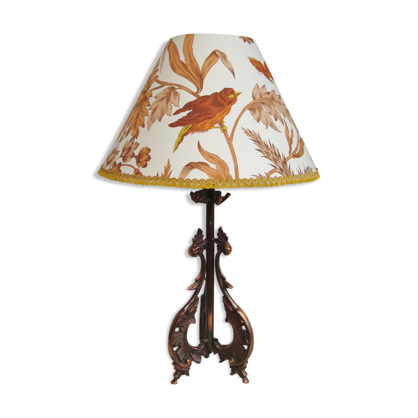 Rock-style table lamp with its vintage bird pattern shade